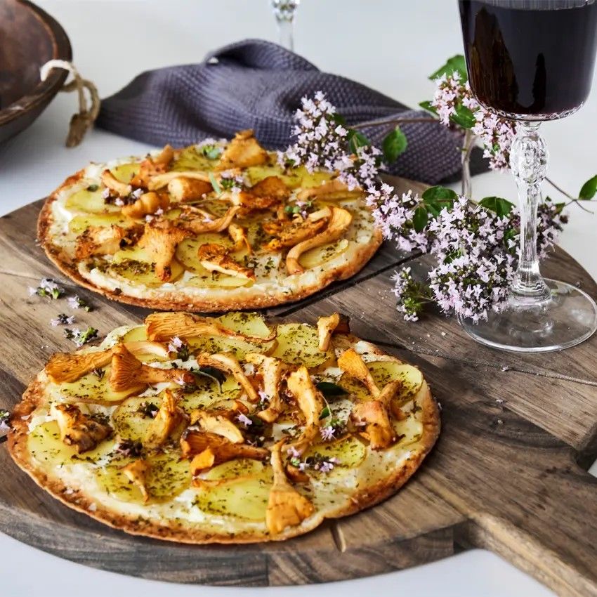 Tortilla pizza with potatoes and chanterelles